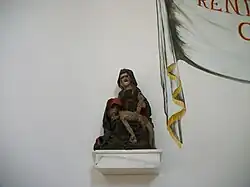 Statuette d'une pietà sculptée en bois