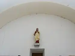 Une statue du Sacré-Cœur de Jésus placée au-dessus des tribunes