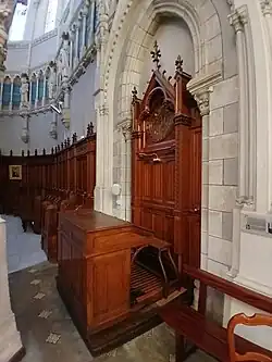 Console de l'orgue, abside en arrière-plan.