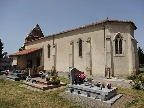 L'église et le cimetière adjacent.