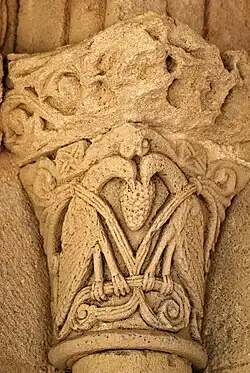 N3 Deux oiseaux tenant un fruit