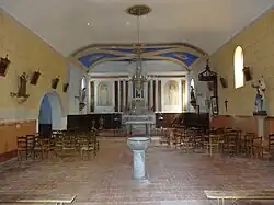 La nef et le chœur avec au centre un bénitier en marbre.