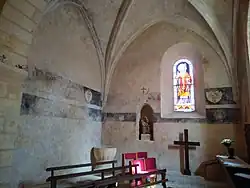 Une des chapelles du transept avec litre funéraire.