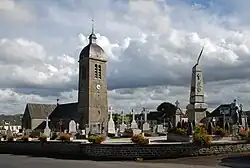 L'église Saint-Martin et le monument aux morts.