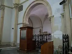 Chapelle à droite du choeur. Devant un petit orgue