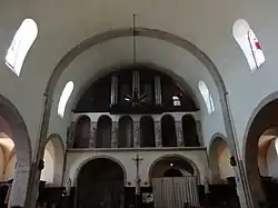 Partie arrière de la nef avec l'orgue