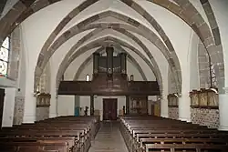 Intérieur de l'église et orgue (XIXe&nbsp;siècle MH).