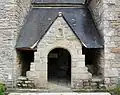 Église Saint-Nicodème, Quily, Morbihan : entrée sud (4 octobre 2013).
