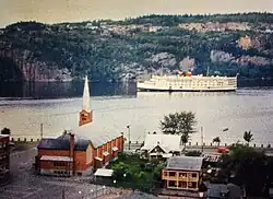 Église Saint-Nom-de-Jésus avec le paquebot Le Richelieu