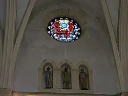 Saint Cazare ? saint Zacharie, saint Joachim. Le vitrail représente des séraphins adorant le Saint-Esprit