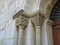 Détail des colonnes gauches du portail.