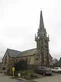 L'église paroissiale Saint-Pierre, le clocher et la façade.