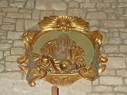 Dieu le Père sculpté en bas-relief.