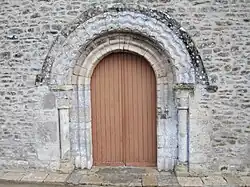 Le portail roman classé.