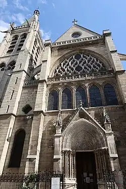 Façade ouest avec le portail de l'église Saint-Pierre-aux-Bœufs.