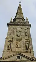 Église de Naizin : le clocher.