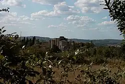 Vue du chevet de l'église et de l'ensemble du village
