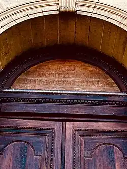 Inscription faite durant la Révolution, au tympan du porche principal.