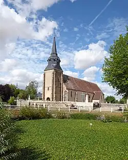 L'église Saint-Sulpice et la mare.