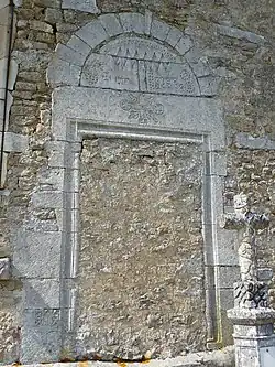 Portail latéral de l'église Saint-Vincent.