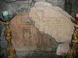 Tympan du portail de l'ancienne église.