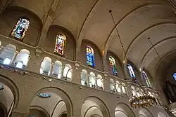 Triforium et vitraux.