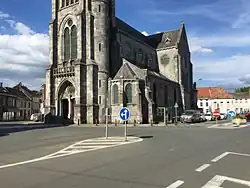 La grand-place et l'église.