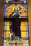 Détail d'un des vitraux ornant la nef de l'église Saint-Paul de Bas-Caraquet. Ici, Saint-Jean Baptiste, patron des canadiens-français.