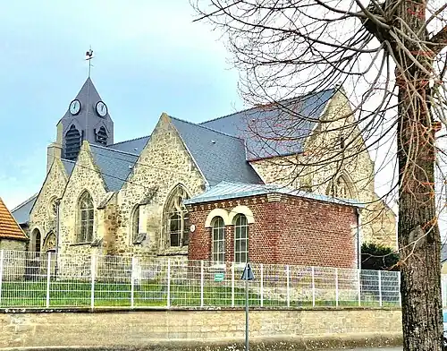 Église Saint-Quentin (vue depuis la place du 11 novembre 1918).