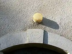 La date de 1770 est gravée sur une pierre au-dessus de l'entrée