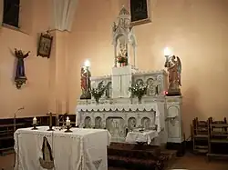 L'ancien maître-autel et le tabernacle surmonté d'un ciborium. Au premier plan, le nouveau maître-autel.