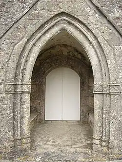 Le porche de l'église.