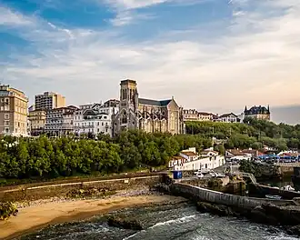L'église Sainte-Eugénie de Biarritz et la plage du Port des Pêcheurs vues depuis le rocher du Basta.