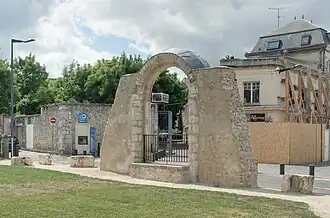 Revers du portail roman.