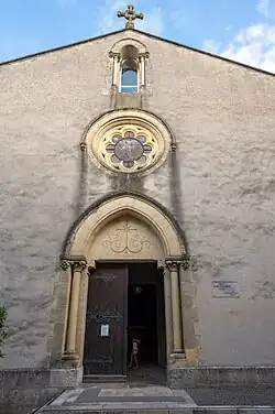 Détail de la porte sur le fronton de l'église