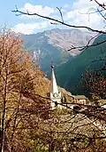 Partie haute du clocher de l'église en automne.