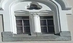 Vitraux de la face ouest au-dessus des portes.