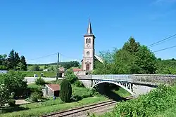 Église Sainte-Menne et le pont.