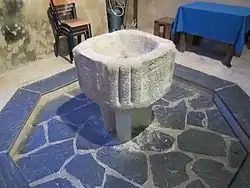Les fonts baptismaux.