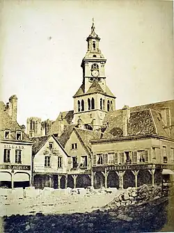 Sur la place, fin XIXe&nbsp;siècle.