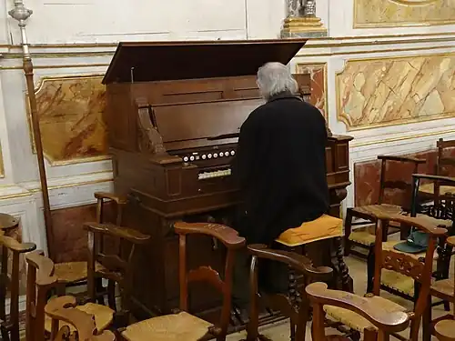 Musicien jouant de l’harmonium.