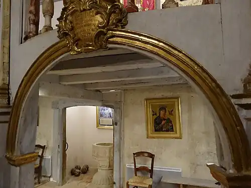 Partie inférieure, avec au fond les fonts baptismaux classés.