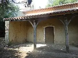 Chapelle de Libou. Le porche