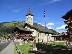 Église, toiture en ardoise, et chalet rustique Suisse