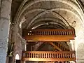 Tribunes doubles au fond de la nef.