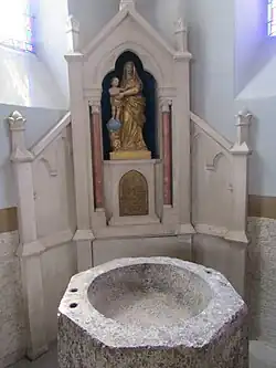 Statue de la Vierge à l'Enfant et bénitier.