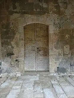 L'entrée sous le porche.