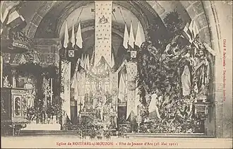 Carte postale représentant l'intérieur de l'église lors de la fête de Jeanne d'Arc le 28 mai 1911.