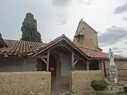 Porche et statue de la chapelle.