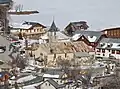 L'église en hiver, vue depuis les pistes de ski.